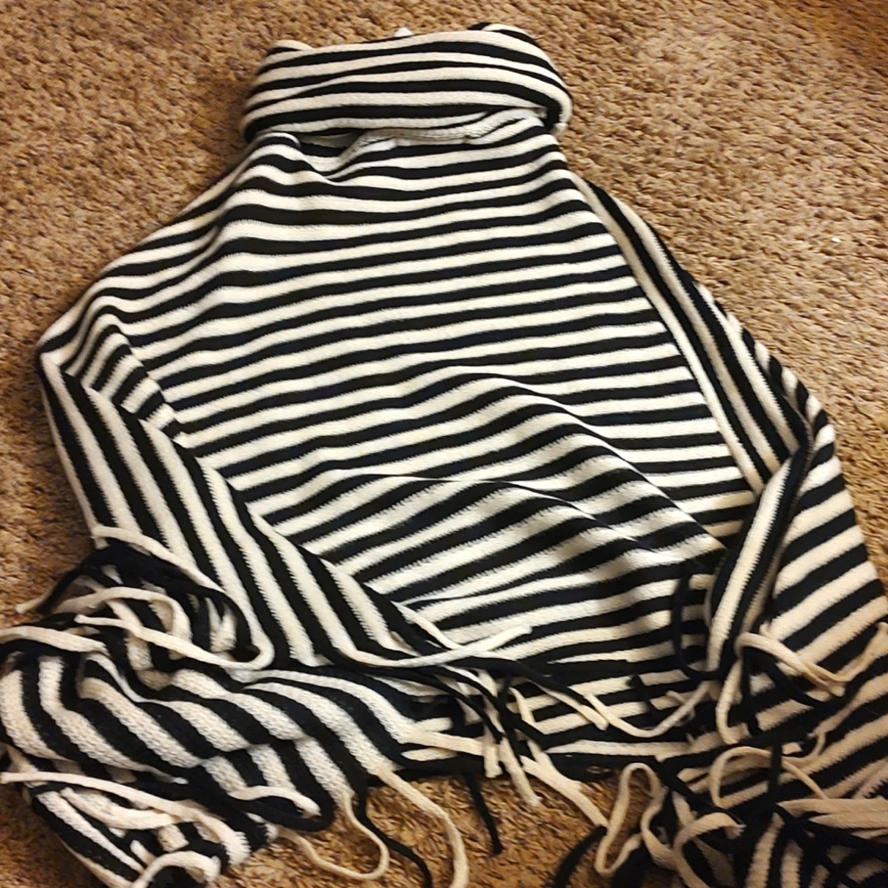 Maxsport Women's Black/White Poncho One size. NWT